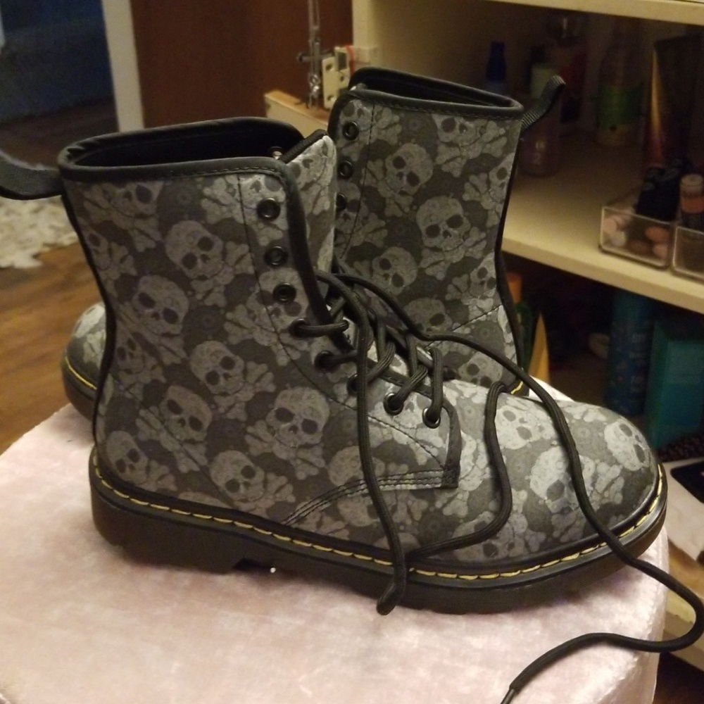 Skull boots!!! Never been worn..size 7 but run big